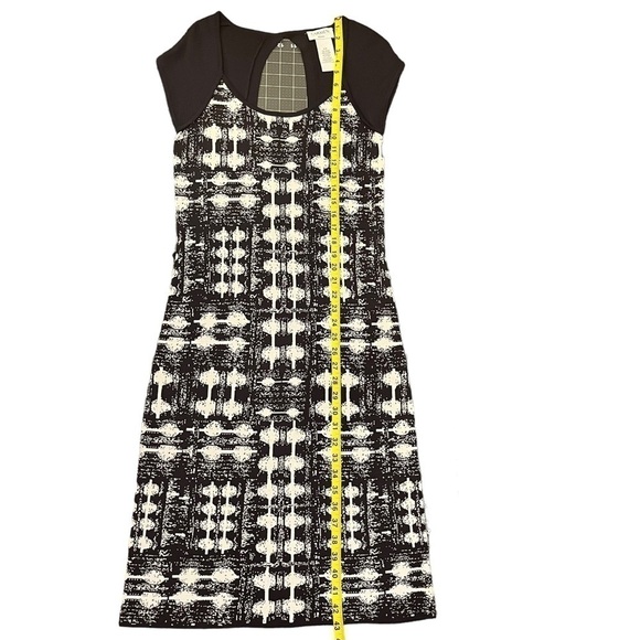 CARMEN Marc Valvo Navy & White Knit Dress with Cap Sleeves & Back Cut Out - Picture 13 of 14